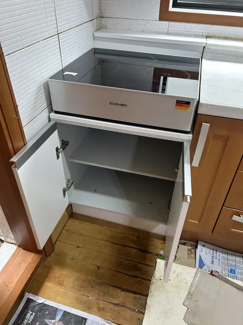 싱크대 하부장 교체 후 현장 사진, 오븐 자리를 흰색 도어 수납장으로 바꾼 모습