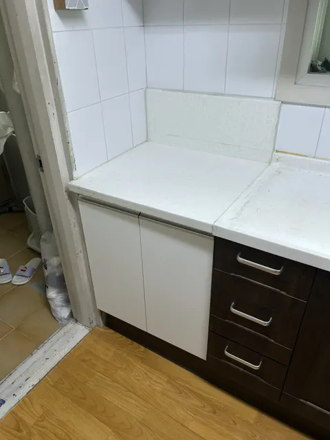싱크대하부장문짝교체 현장 사진, 일부 도어를 흰색으로 바꾸고 서랍은 유지한 모습